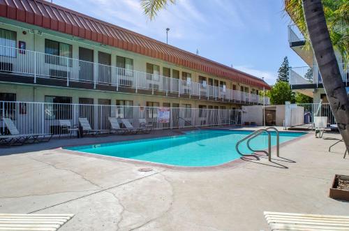 studio 6 fresno ca extended stay