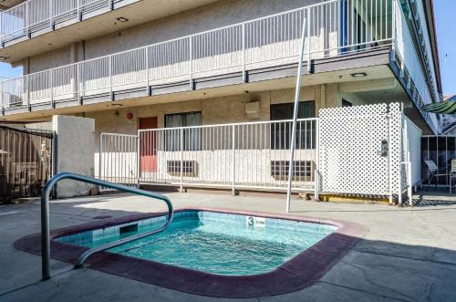 studio 6 fresno ca extended stay