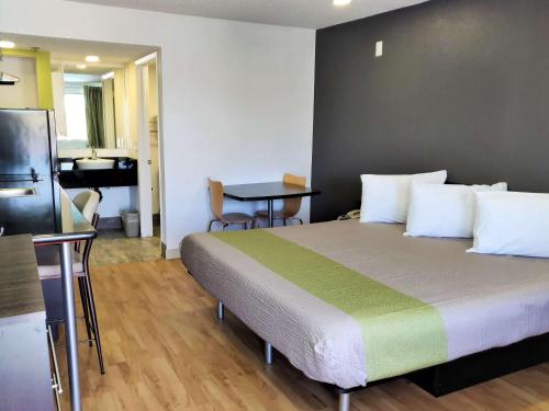 studio 6 fresno ca extended stay