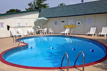 Travelodge By Wyndham Lansing,Lansing>>Delta Charter Township,2 star