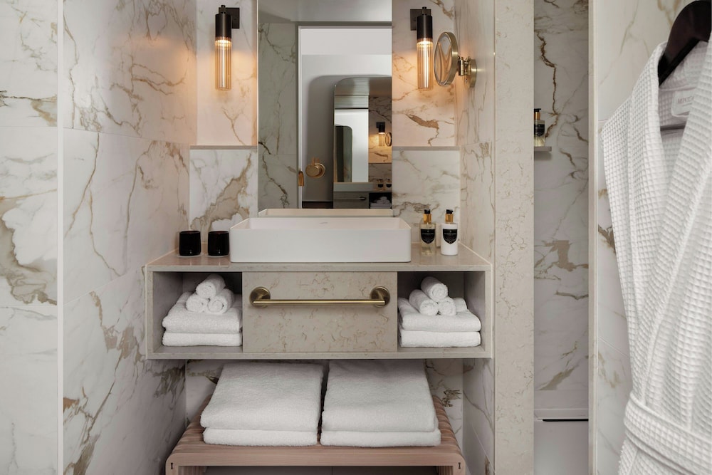 montcalm mayfair autograph collection