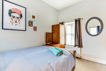 snug at clarence near museum of free derry and bloody sunday memorial