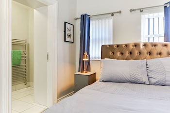 snug at clarence near museum of free derry and bloody sunday memorial