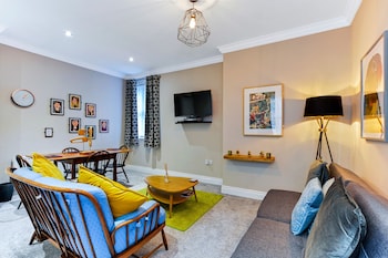 snug at clarence near museum of free derry and bloody sunday memorial