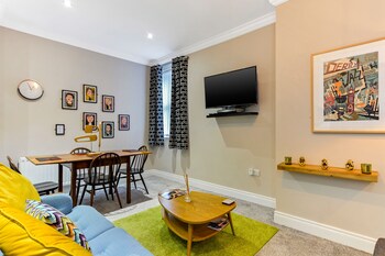 snug at clarence near museum of free derry and bloody sunday memorial