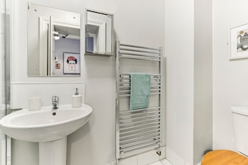 snug at clarence near museum of free derry and bloody sunday memorial