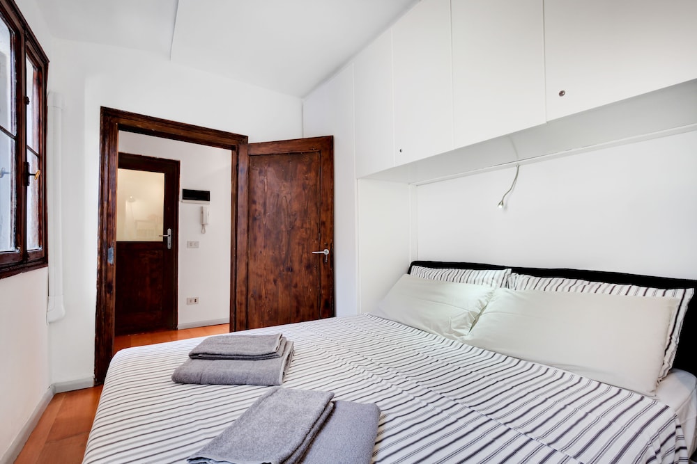 bragora smoochy attic venice