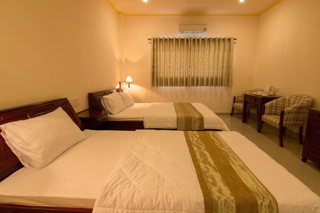 nhat ha hotel