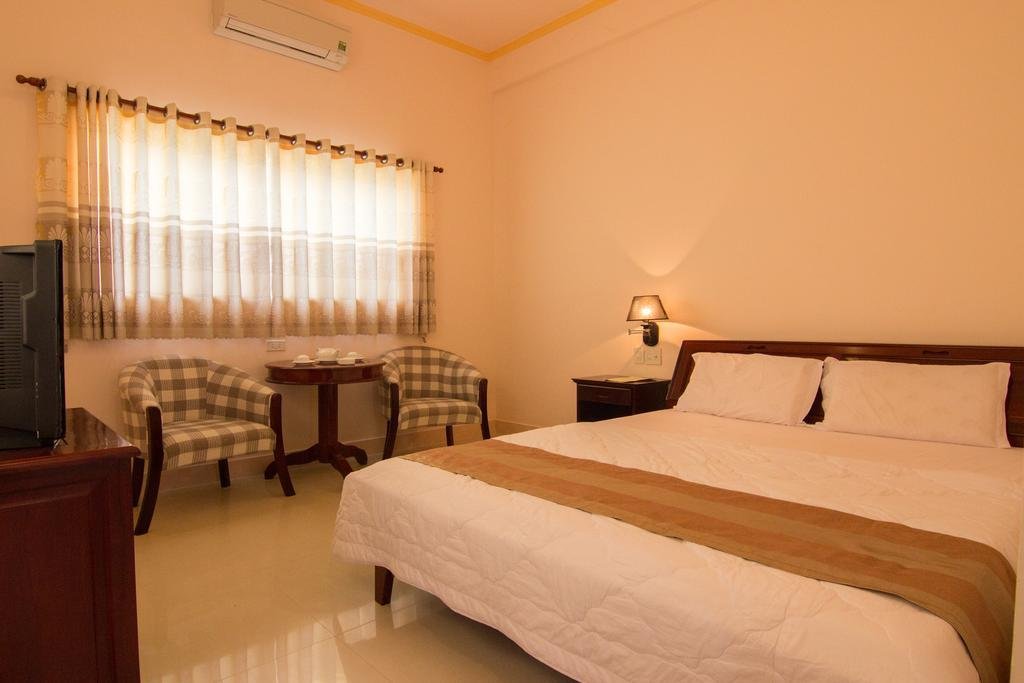 nhat ha hotel