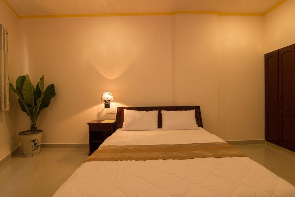 nhat ha hotel