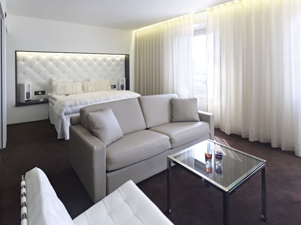 hotel riverton