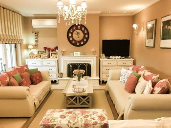 luxury family villa near meteora
