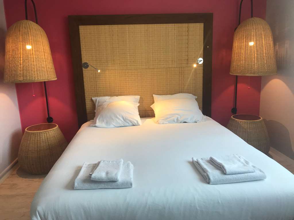 Moodz Hotel,Near Theatre Antique,3 star