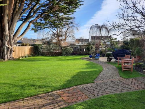 the white cottage bandb
