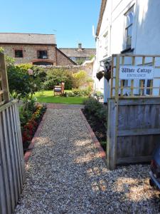 the white cottage bandb