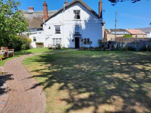 the white cottage bandb