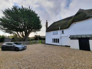 the white cottage bandb
