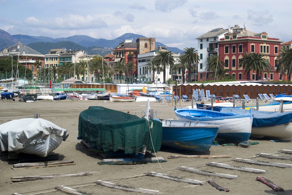 sestri mare and beach services residence