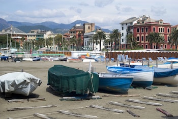 sestri mare and beach services residence