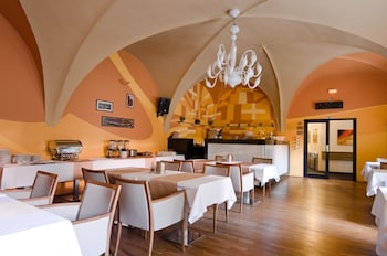 hotel arcade