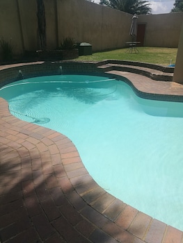 Naisar Sparkling White Apartment,Daveyton>>Brakpan,0 star
