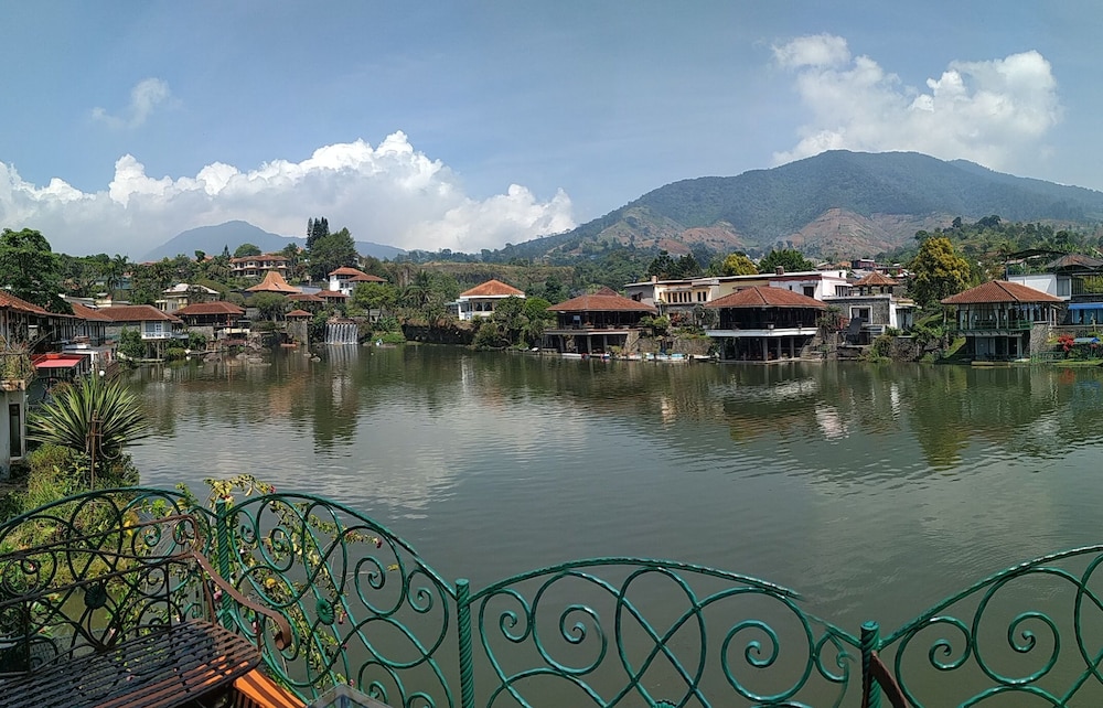 villa lot 5 lake view for 30 pax