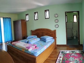 villa lot 5 lake view for 30 pax