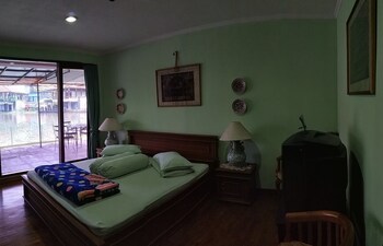 villa lot 5 lake view for 30 pax