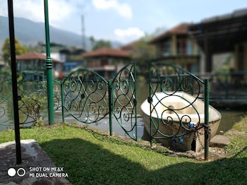 villa lot 5 lake view for 30 pax