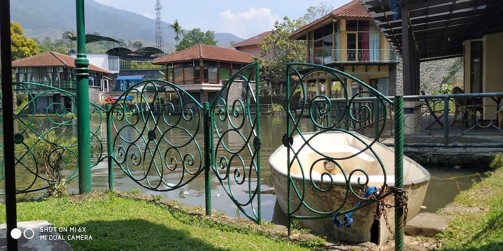 villa lot 5 lake view for 30 pax