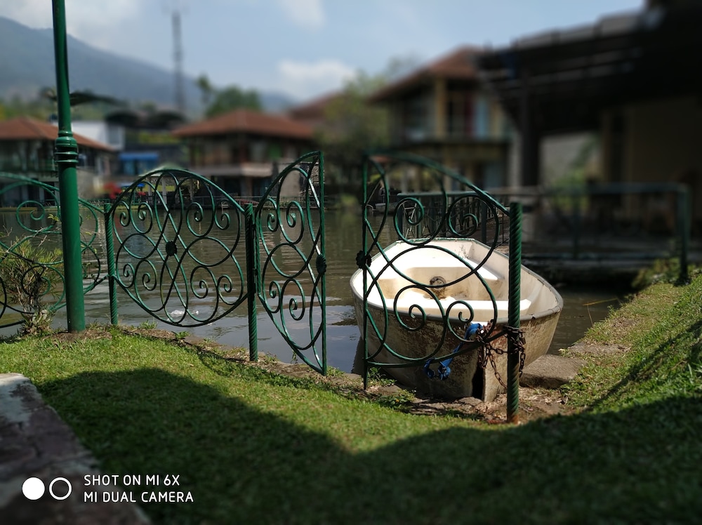 villa lot 5 lake view for 30 pax