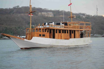 Boat Charter Km.Caroline,Komodo>>Flores,2.5 star