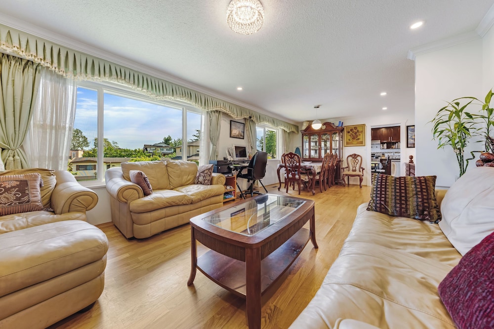quite house near vancouver airport