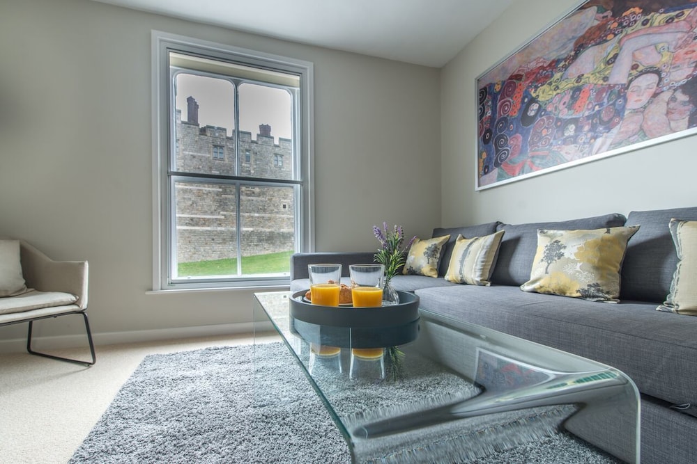 central apartment facing windsor castle