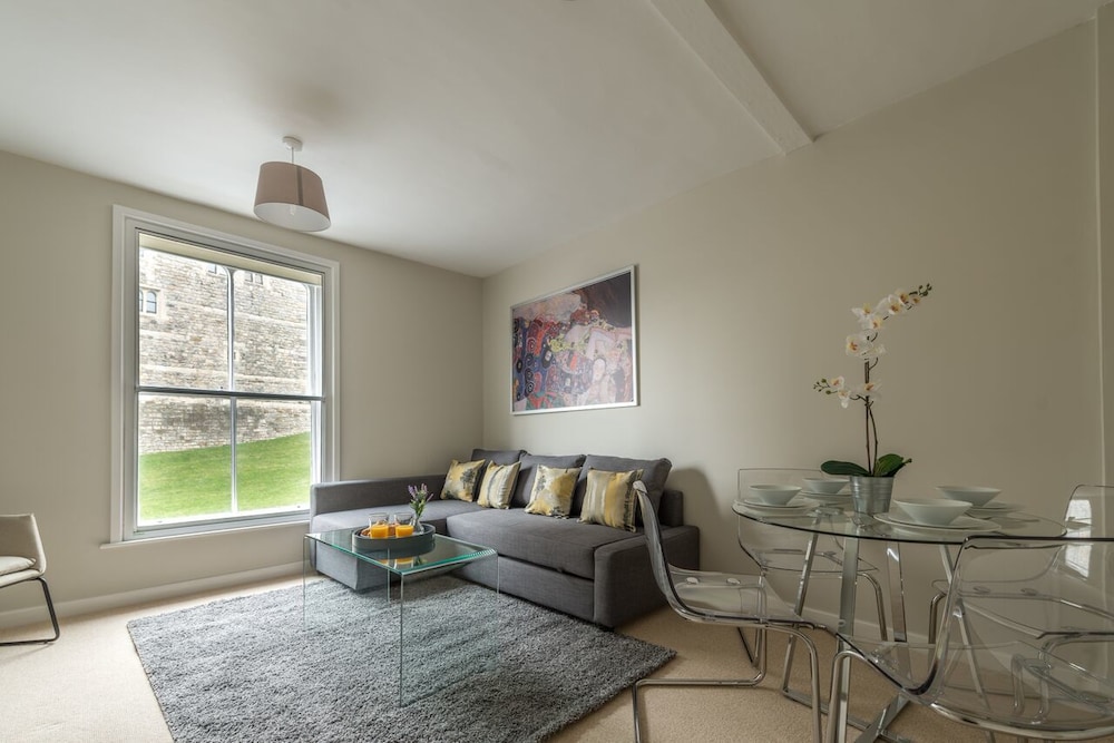 central apartment facing windsor castle