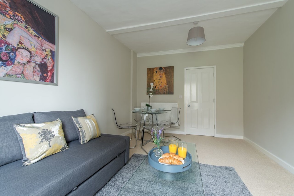 central apartment facing windsor castle