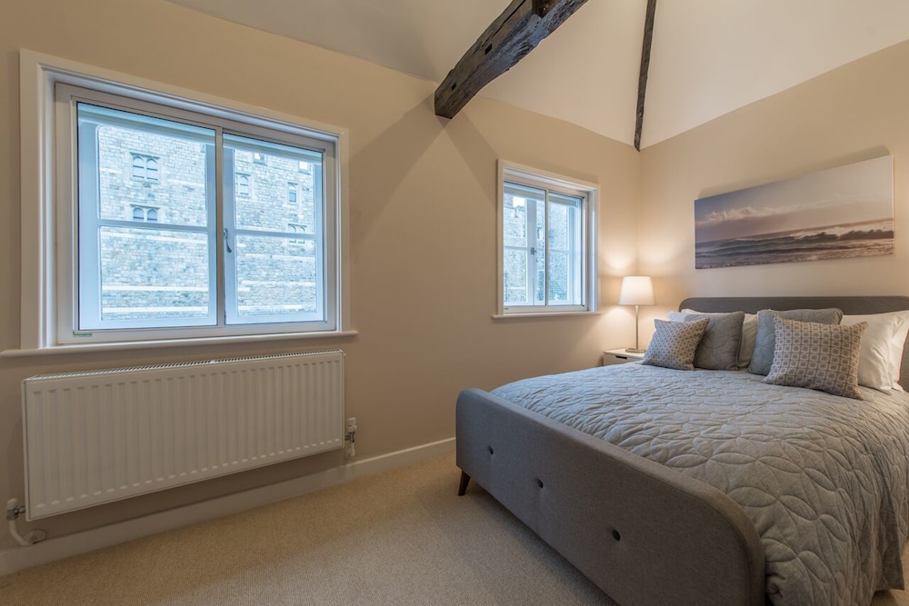 central apartment facing windsor castle