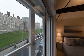 central apartment facing windsor castle