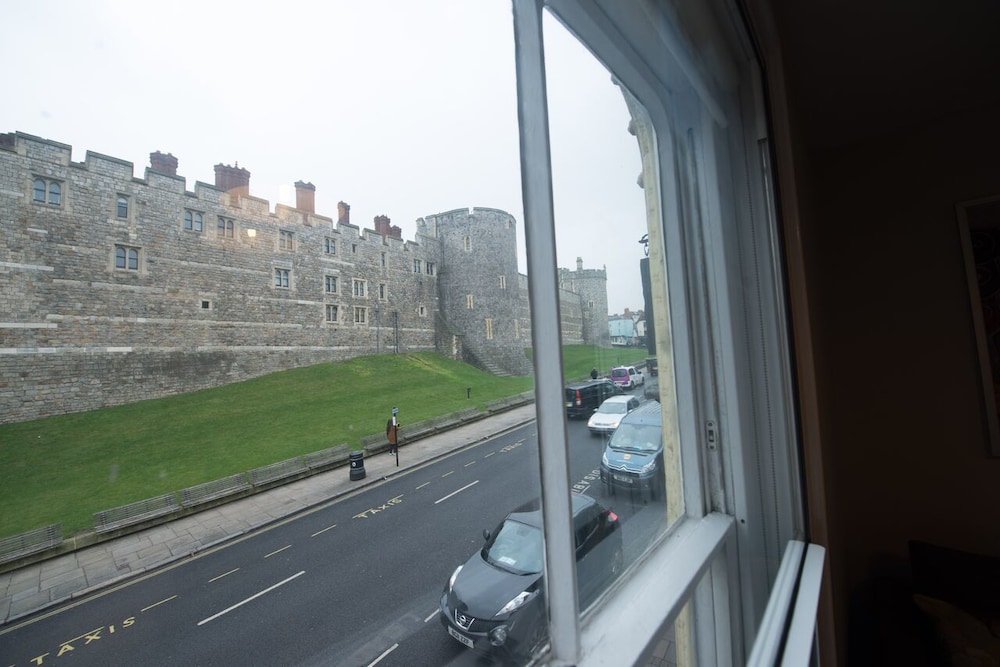 central apartment facing windsor castle