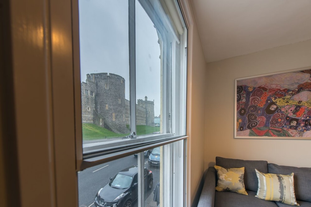 central apartment facing windsor castle