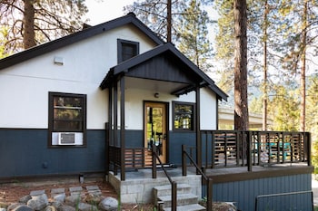 loge leavenworth downtown