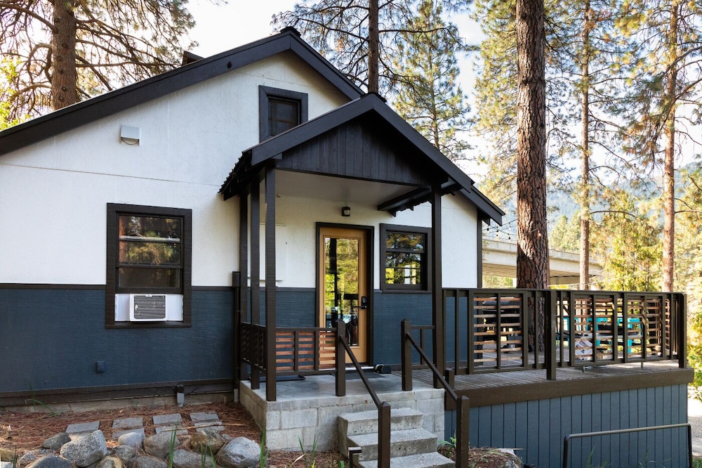 loge leavenworth downtown