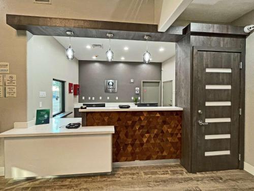 quality suites houston hobby airport