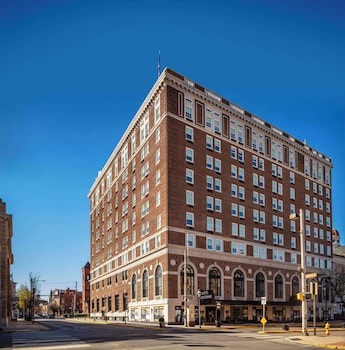 the yorktowne hotel tapestry collection by hilton