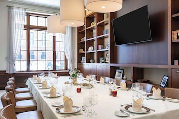 the yorktowne hotel tapestry collection by hilton