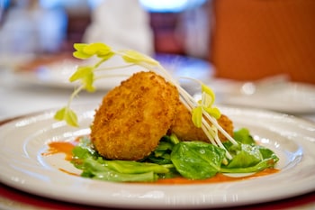 the yorktowne hotel tapestry collection by hilton