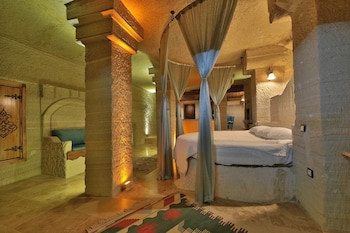 holiday cave hotel