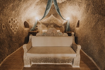 holiday cave hotel
