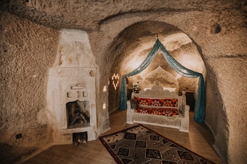 holiday cave hotel