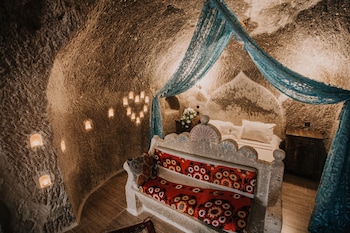 holiday cave hotel